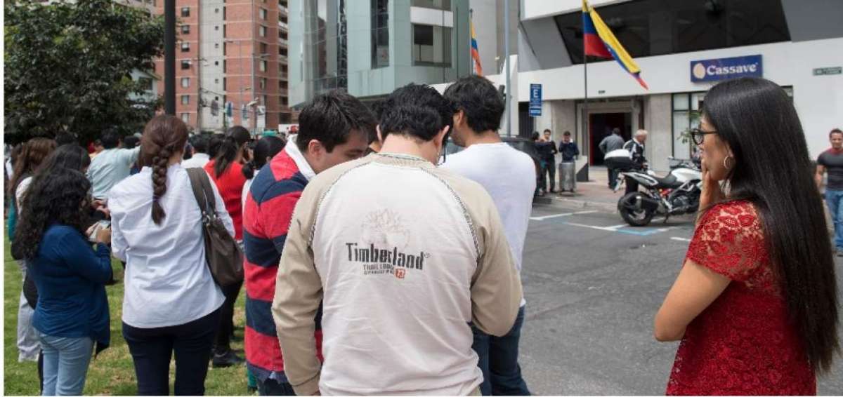 En Quito, la gente evacu&oacute; edificios, casas y entidades p&uacute;blicas. 