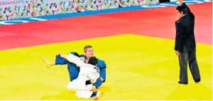 El ecuatoriano Len&iacute;n Preciado (azul) venci&oacute; al brasile&ntilde;o Felipe Kitadai en la categor&iacute;a de menos de 60 kg. Foto: Cortes&iacute;a Ecuador Ol&iacute;mpico