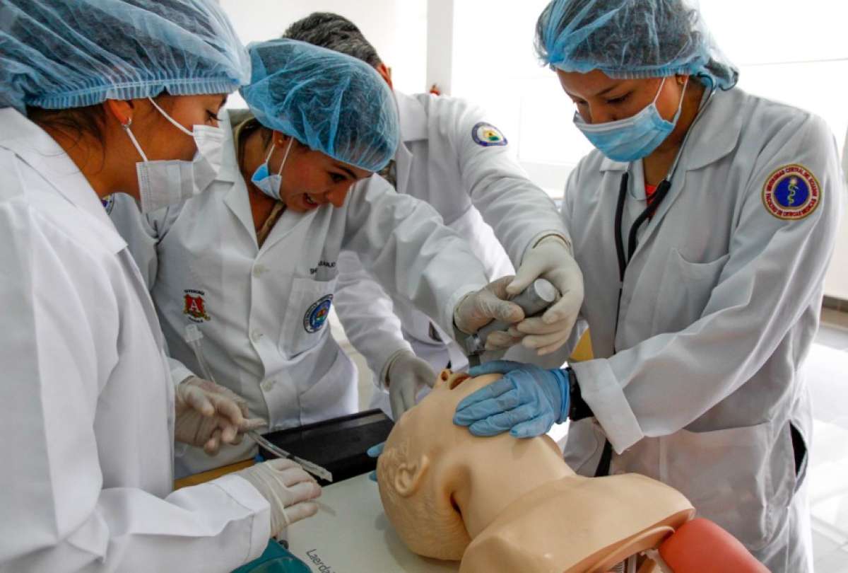 Carrera de Medicina de la Universidad Central obtiene acreditación internacional