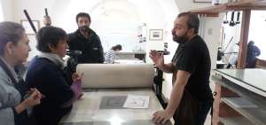 Uno de los tres pabellones de la Fundaci&oacute;n Estamper&iacute;a Quite&ntilde;a, en el CAC. El artista espa&ntilde;ol Juan Pablo Villalpando (derecha) mientras dicta un curso.