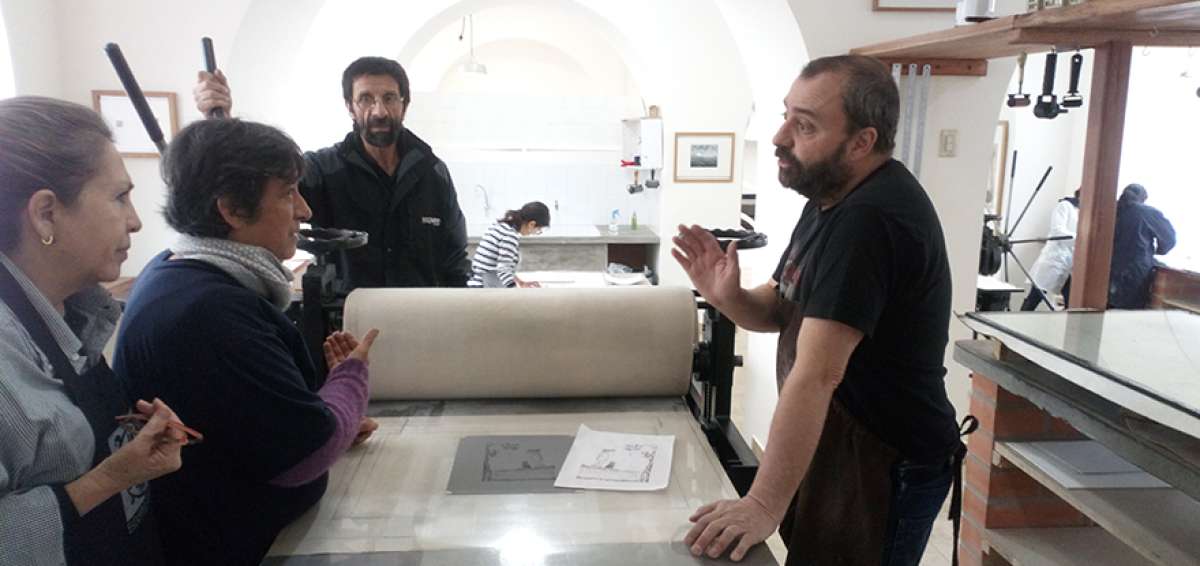 Uno de los tres pabellones de la Fundaci&oacute;n Estamper&iacute;a Quite&ntilde;a, en el CAC. El artista espa&ntilde;ol Juan Pablo Villalpando (derecha) mientras dicta un curso.