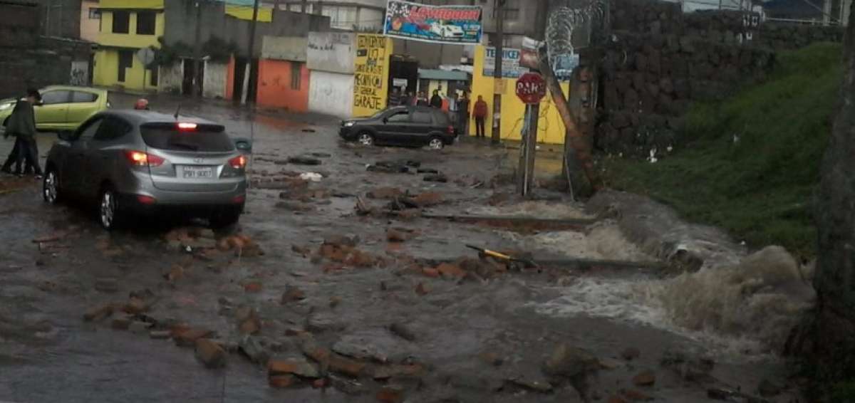 Un muro ca&iacute;do en la calle Aushiris y Eplicachima.