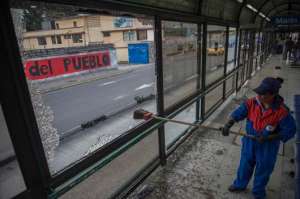 La parada Epiclachima de transporte municipal, ubicada en el sector de San Bartolo, sufri&oacute; la rotura de 5 de sus vidrios panor&aacute;micos el jueves pasado. Foto: Fernando Sandoval/El Tel&eacute;grafo