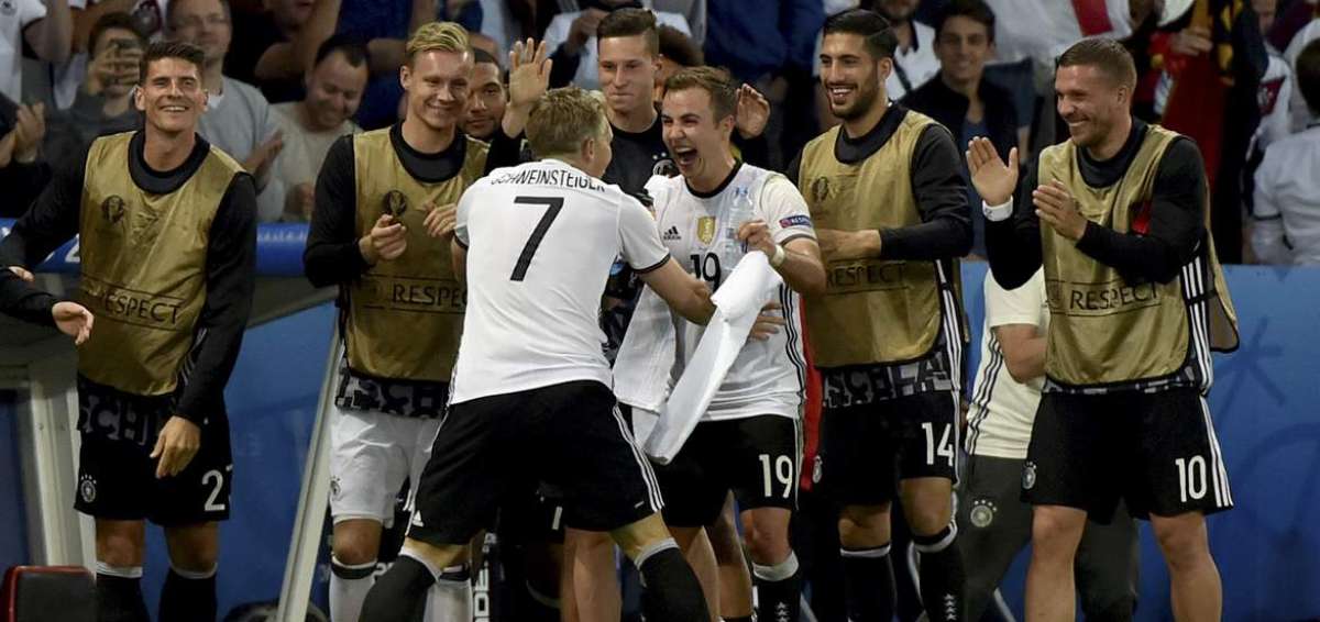 El campe&oacute;n del mundo cumple y gana en su primer partido de Euro