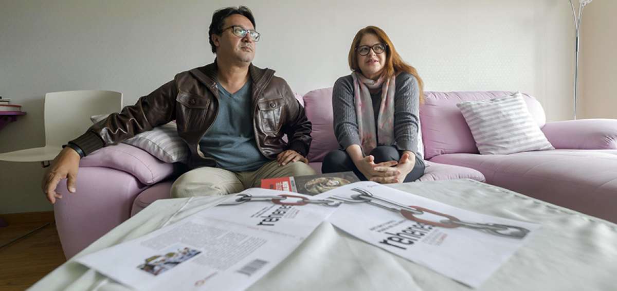 Los periodistas y esposos Arturo Torres y Mar&iacute;a Bel&eacute;n Arroyo presentan su obra sobre la ejecuci&oacute;n al equipo period&iacute;stico de El Comercio.