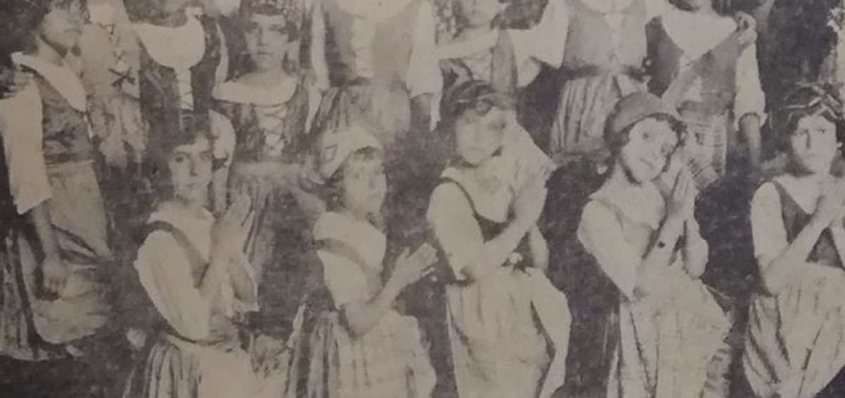 Ni&ntilde;as representaron una obra esc&eacute;nica por fiestas