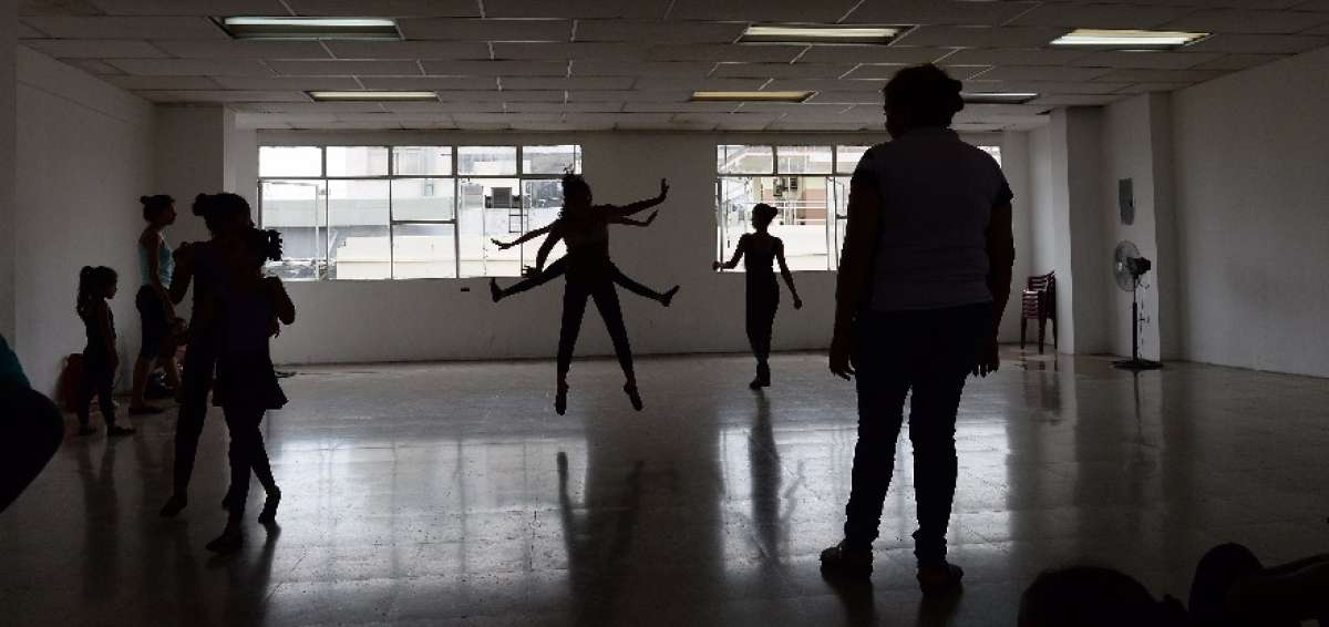 Victoria (derecha) observa las clases de danza que dicta la fundaci&oacute;n que preside para las hijas de mujeres contagiadas con el virus del VIH, en Guayaquil.