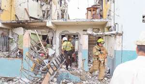 Una mascota fue rescatada del interior del domicilio, en Guayaquil, donde ayer por la ma&ntilde;ana estall&oacute; un cilindro de gas. Foto: Eduardo Escobar / El Tel&eacute;grafo