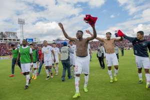 Jugadores de Liga celebraron con los hinchas al final del partido. Foto: Fernando Sandoval / El Tel&eacute;grafo 