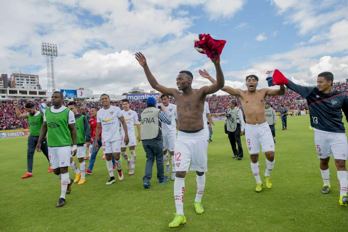 Jugadores de Liga celebraron con los hinchas al final del partido. Foto: Fernando Sandoval / El Tel&eacute;grafo 