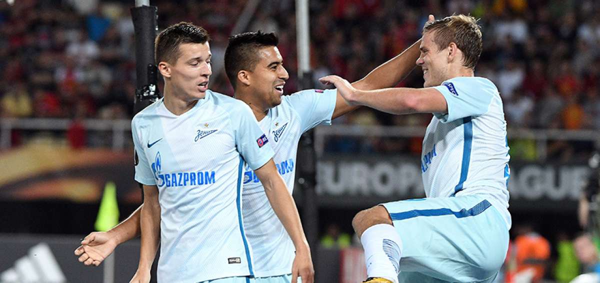El ecuatoriano Christian Noboa (centro) celebra junto con su compa&ntilde;ero del Zenit, Aleksander Kokorin (der.).
