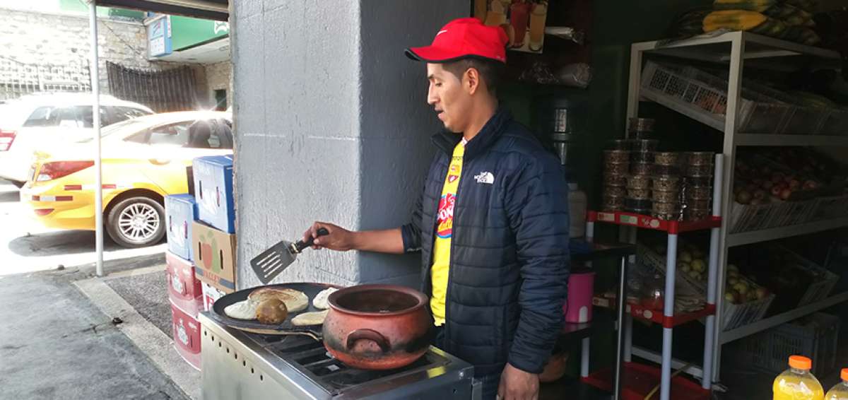 Jos&eacute; Anilema, de Ambato, tiene cuatro a&ntilde;os en su local Bienvenidos, de La Floresta. Los clientes llegan a cada momento para comprar sus productos.  
