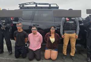 Sujetos detenidos en Santa Elena por presunta extorsión a comercios.