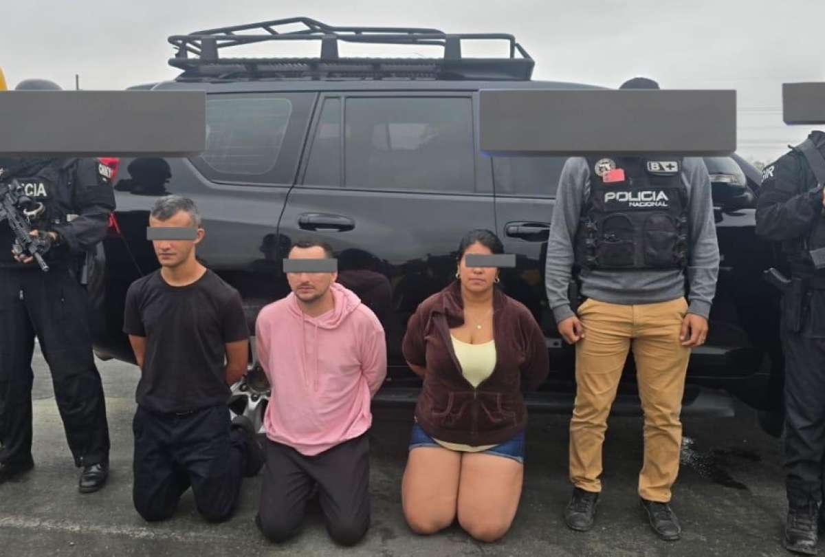 Sujetos detenidos en Santa Elena por presunta extorsión a comercios.