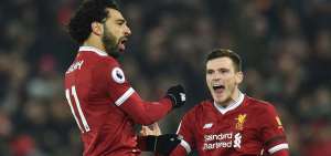 El egipcio Mohamed Salah (i) celebra el tanto que le anot&oacute; al Manchester City junto a su compa&ntilde;ero Andrew Robertson, ayer en el estadio de Anfield.