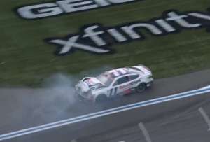 Denny Hamlin sufrió un accidente en una válida de NASCAR