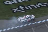 Denny Hamlin sufrió un accidente en una válida de NASCAR