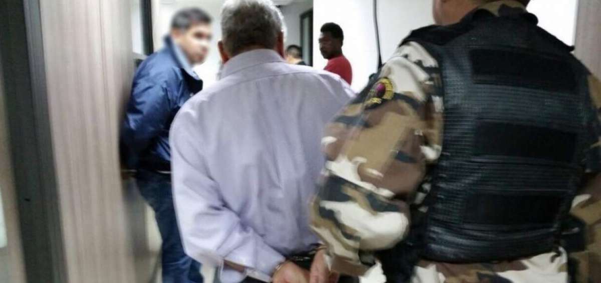 Momentos en que el titular de la FEF fue detenido.