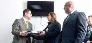 El fiscal de Pichincha, Fabi&aacute;n Salazar, recibe los 64 expedientes por parte de autoridades zonales del Ministerio de Educaci&oacute;n.