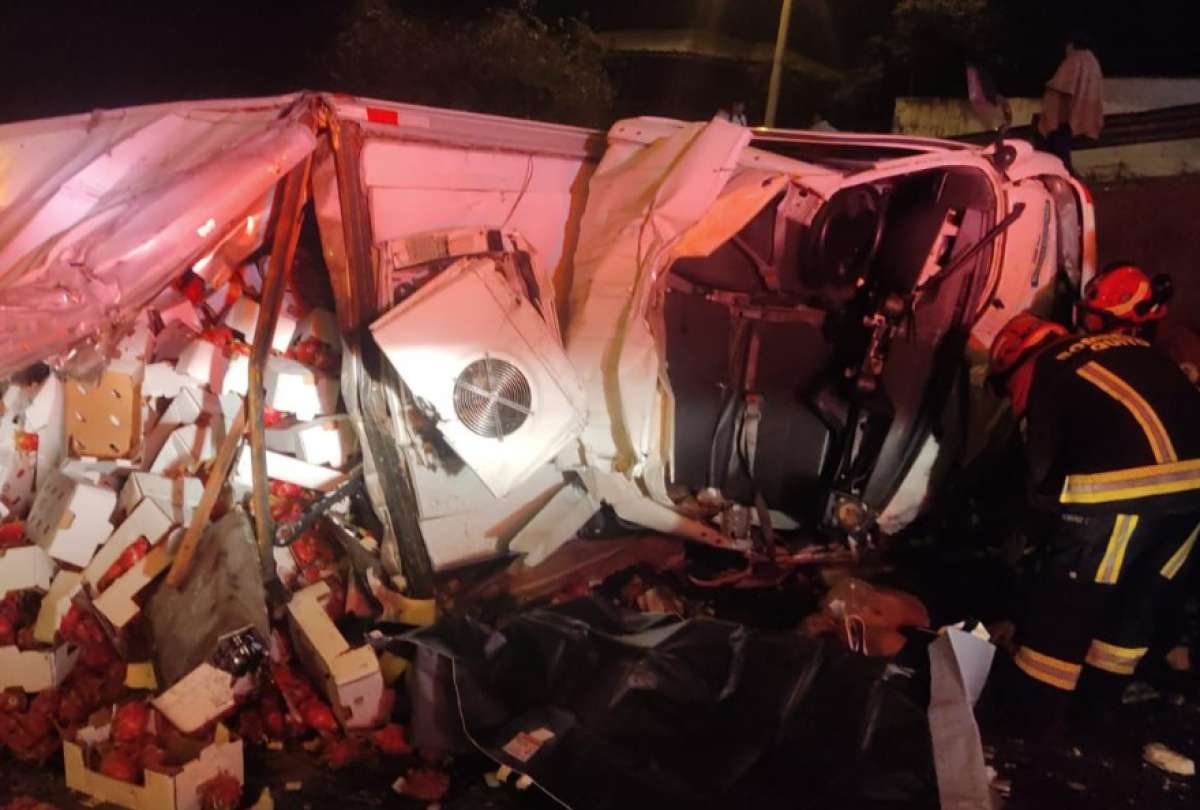 Un cami&oacute;n se volc&oacute;; dos personas fallecieron