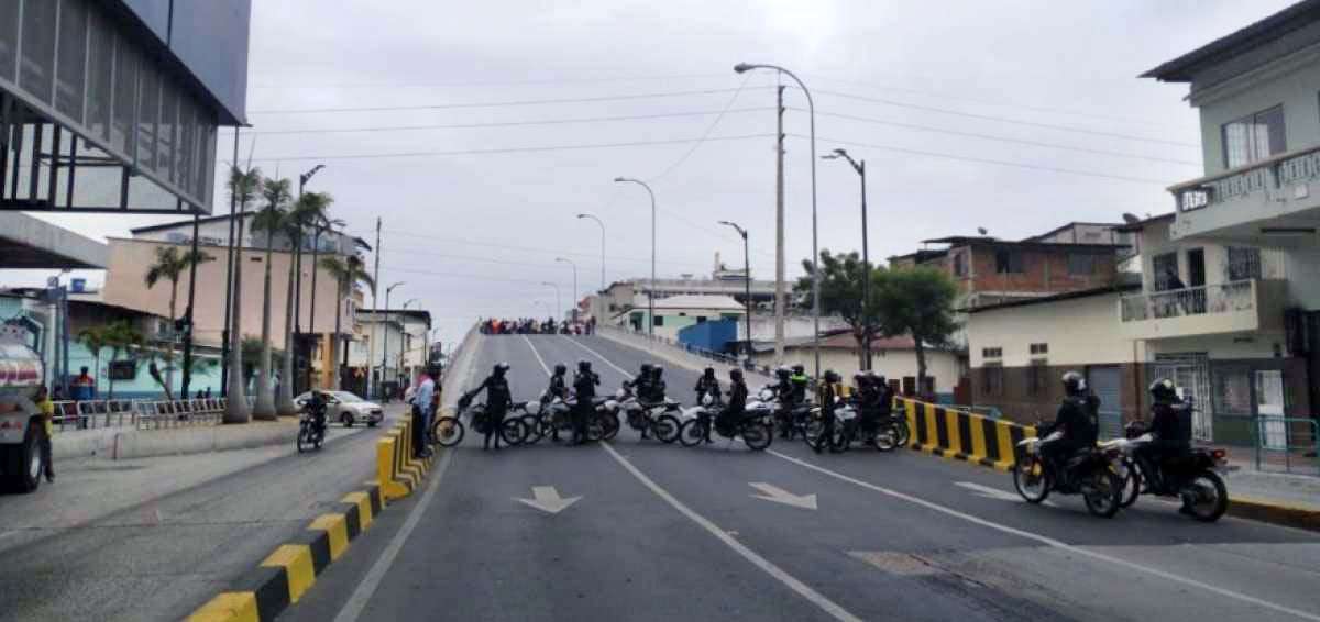 Bloqueo por las protestas en las calles Machala y G&oacute;mez Rend&oacute;n, centro de Guayaquil.