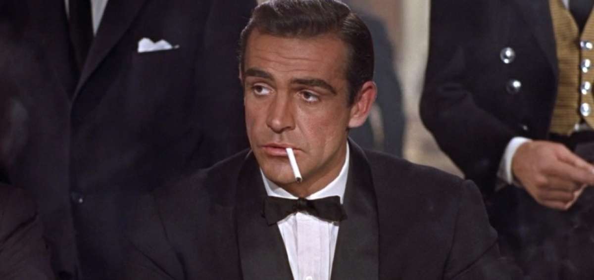 James Bond fumaba sobre todo en los a&ntilde;os 1960 -en cinco de las seis pel&iacute;culas de esa d&eacute;cada- y di&oacute; su &uacute;ltima pitada en 2002, en el bien llamado filme Die Another Day.
