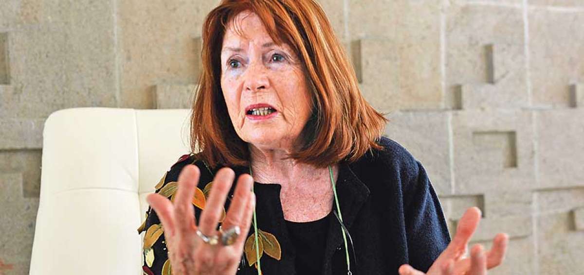 Despu&eacute;s del golpe de Estado chileno del 11 de septiembre de 1973, Mich&egrave;le Mattelart retorn&oacute; a Par&iacute;s, donde desarroll&oacute; proyectos para el Centre National de Recherche Scientifique (CNRS) y la Unesco.