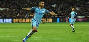El brasile&ntilde;o Gabriel Jes&uacute;s celebra con los brazos abiertos el gol de la victoria del Manchester City sobre el Swansea.