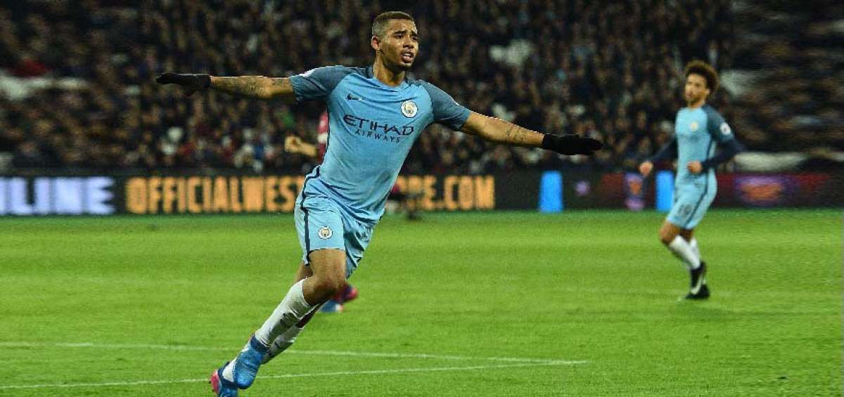 El brasile&ntilde;o Gabriel Jes&uacute;s celebra con los brazos abiertos el gol de la victoria del Manchester City sobre el Swansea.