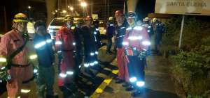 Doce bomberos mantenses participaron en el rescate de los 8 j&oacute;venes que estaban atrapados en el cerro al deslizarse por un sendero.