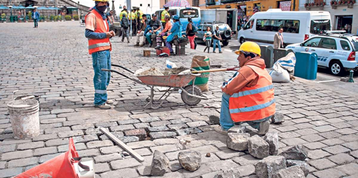 Obreros del Municipio de Quito iniciaron ayer la reposici&oacute;n de las piedras arrancadas en San Francisco. Foto: Miguel Jim&eacute;nez / el tel&eacute;grafo