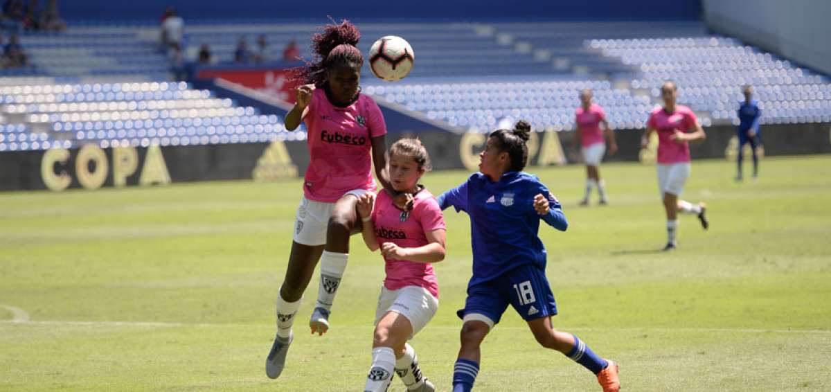 El encuentro entre las escuadras femeninas de Emelec e Independiente, por los playoffs de la Superliga, se disput&oacute; en el estadio George Capwell.