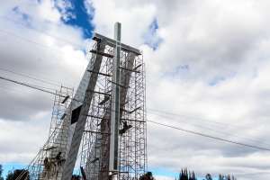 La nueva Cruz del Papa se encontrar&aacute; frente al templete del parque Bicentenario en Quito. Foto: Carina Acosta/ EL TEL&Eacute;GRAFO