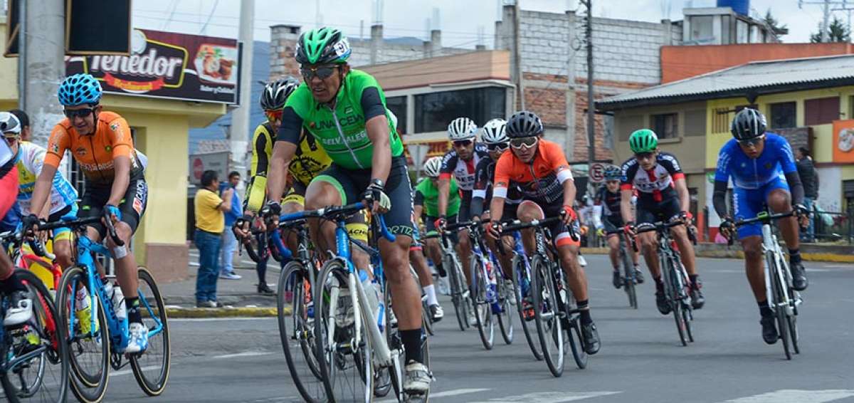 El ciclista imbabure&ntilde;o Marco Pita (c) durante la pen&uacute;ltima etapa de la Vuelta Cicl&iacute;stica al Ecuador. Es la s&eacute;ptima ocasi&oacute;n que el pedalista participa en la tradicional competencia nacional.