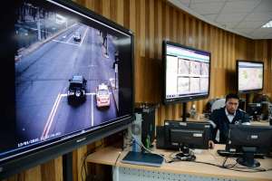 En el Centro de Control de la Movilidad, 5 validadores verifican los videos con la informaci&oacute;n que presenta el sistema, antes de notificar a los infractores. Fotos: Santiago Aguirre/ El Tel&eacute;grafo 