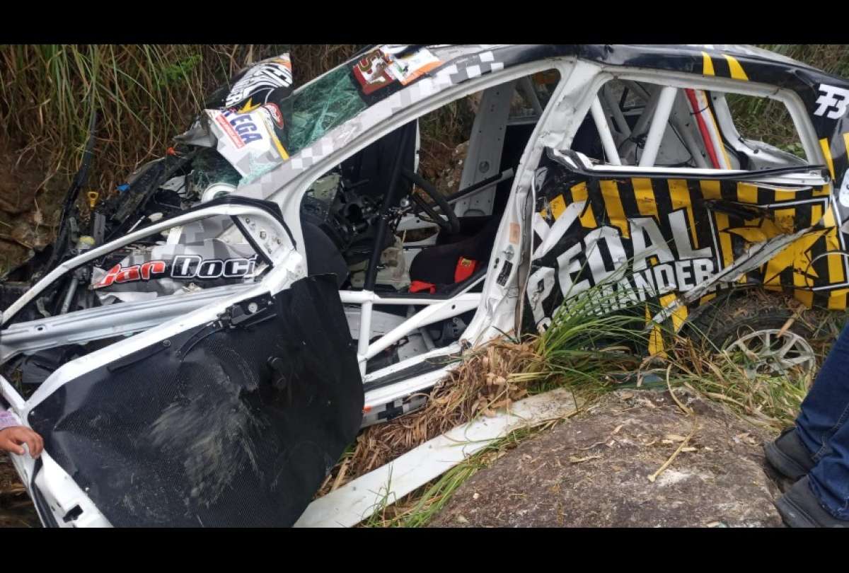 El automóvil quedó destruido, tras caer por una pendiente.
