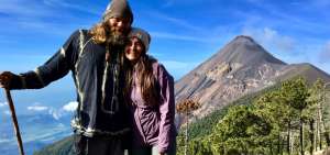 La pareja chilena con el volc&aacute;n Acatenango a sus espaldas, en Guatemala. Han visitado una docena de pa&iacute;ses entre Estados Unidos y Per&uacute;, donde est&aacute;n ahora.