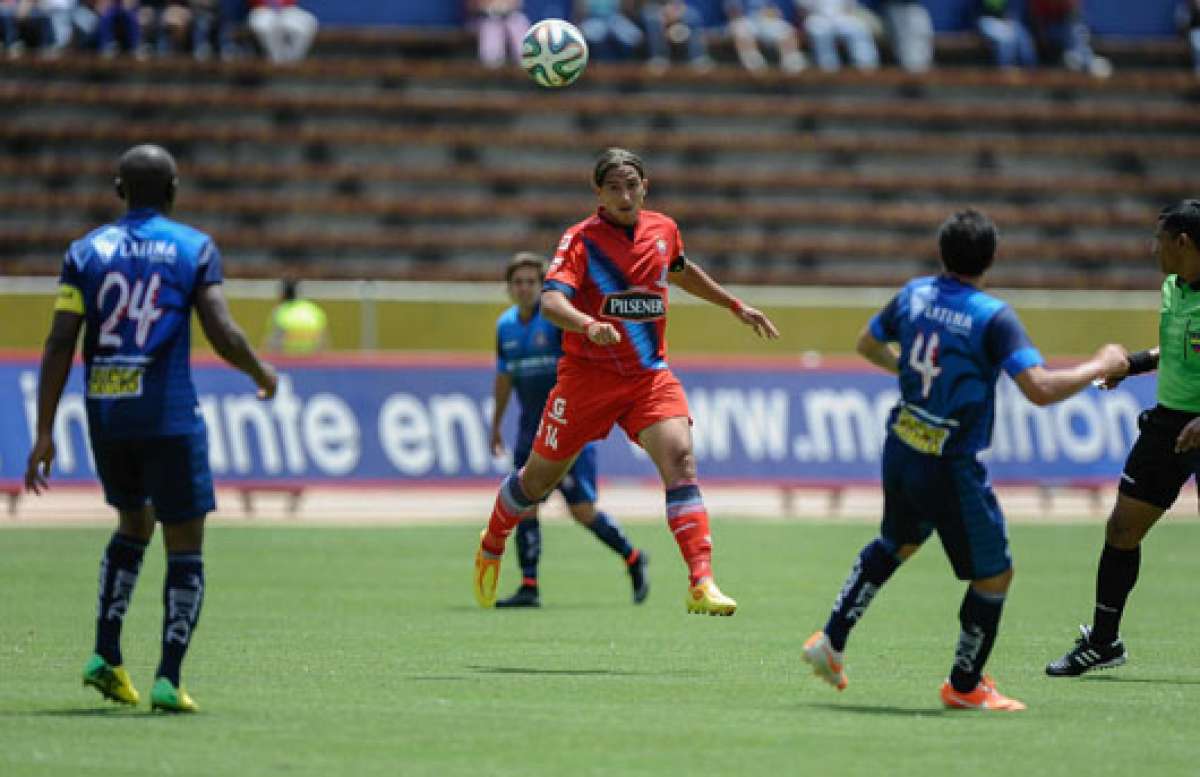 El volante ecuatoriano Marwin Pita dirigi&oacute; el juego de los &lsquo;puros criollos&rsquo; durante la victoria de ayer ante el Olmedo, en el estadio Ol&iacute;mpico Atahualpa. Foto: &Aacute;lvaro P&eacute;rez / El Tel&eacute;grafo
