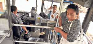 Deysi D&iacute;az inicia su trabajo desde la 6 de la ma&ntilde;ana y cumple con todos los turnos establecidos por la C&aacute;mara de Transporte de Cuenca. En su tarea lleva no menos de 700 pasajeros en su bus en la jornada.