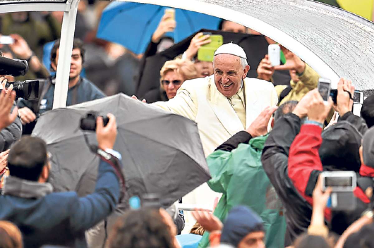 Francisco no es solo un rostro popular para los argentinos. Miles de fieles de todo el mundo lo visitan a diario en el Vaticano. Foto: afp