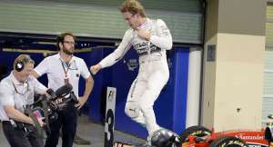 El alem&aacute;n Nico Rosberg celebra su victoria en el Gran Premio de Abu Dabi, en el que super&oacute; a su compa&ntilde;ero Lewis Hamilton por poco m&aacute;s de 8 segundos. AFP