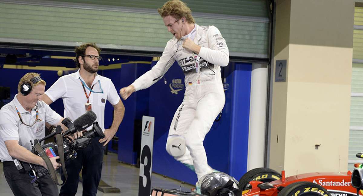 El alem&aacute;n Nico Rosberg celebra su victoria en el Gran Premio de Abu Dabi, en el que super&oacute; a su compa&ntilde;ero Lewis Hamilton por poco m&aacute;s de 8 segundos. AFP