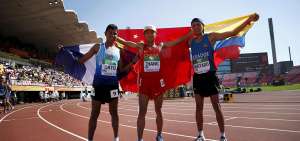El ecuatoriano David Hurtado (der.), posa junto con Yao Zhang (centro) y el guatemalteco Jos&eacute; Ortiz tras participar en la prueba de los 10.000 m.