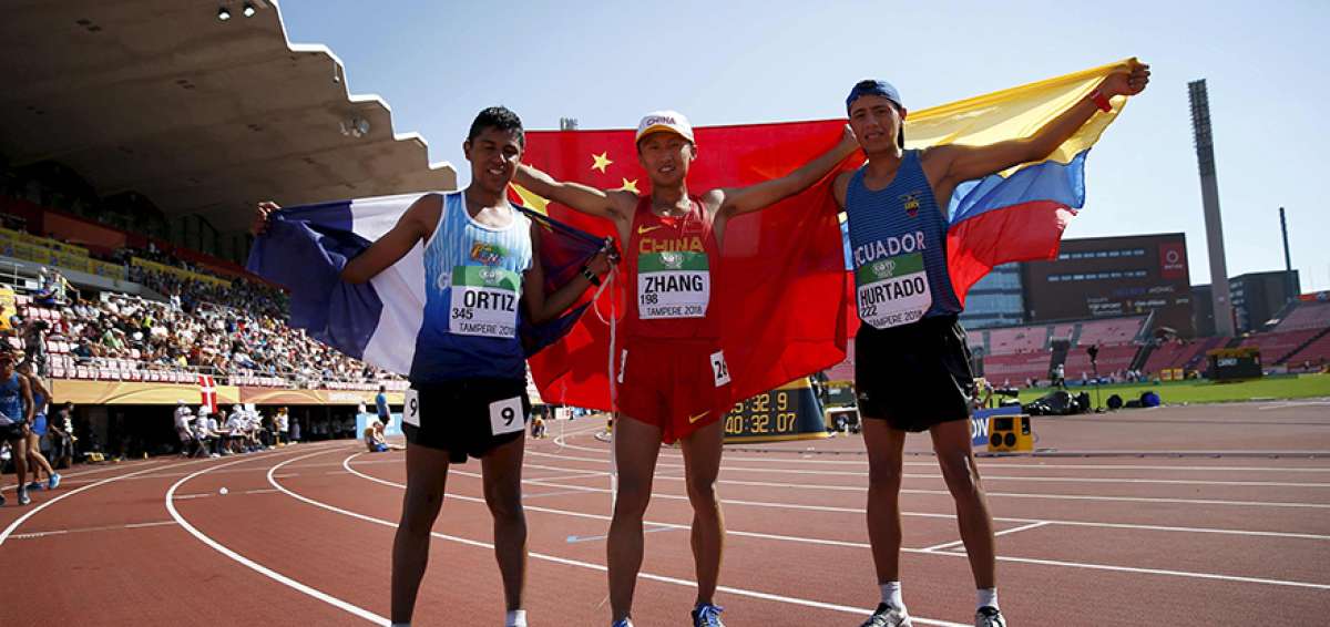 El ecuatoriano David Hurtado (der.), posa junto con Yao Zhang (centro) y el guatemalteco Jos&eacute; Ortiz tras participar en la prueba de los 10.000 m.
