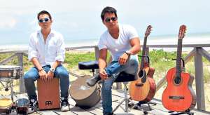 Gilmar Le&oacute;n (der.) y David Heredia tocan la guitarra y percusi&oacute;n en las canciones electr&oacute;nicas de Mel&iacute;bea. El primero de ellos es tambi&eacute;n el cantante. Cortes&iacute;a