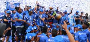 Los jugadores de Emelec celebran el t&iacute;tulo de campe&oacute;n con la copa en el estadio Jocay de Manta.