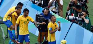 Neymar, autor de 2 de los 6 goles de la selecci&oacute;n de Brasil frente a Honduras, festeja con los hinchas de la &lsquo;verdeamarela&rsquo;. Varios jugadores lo acompa&ntilde;an.