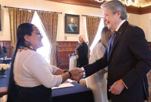 El presidente Guillermo Lasso (der.), en su reunión con la Red de Mujeres Amazónicas.
