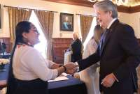 El presidente Guillermo Lasso (der.), en su reunión con la Red de Mujeres Amazónicas.