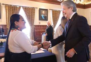 El presidente Guillermo Lasso (der.), en su reunión con la Red de Mujeres Amazónicas.